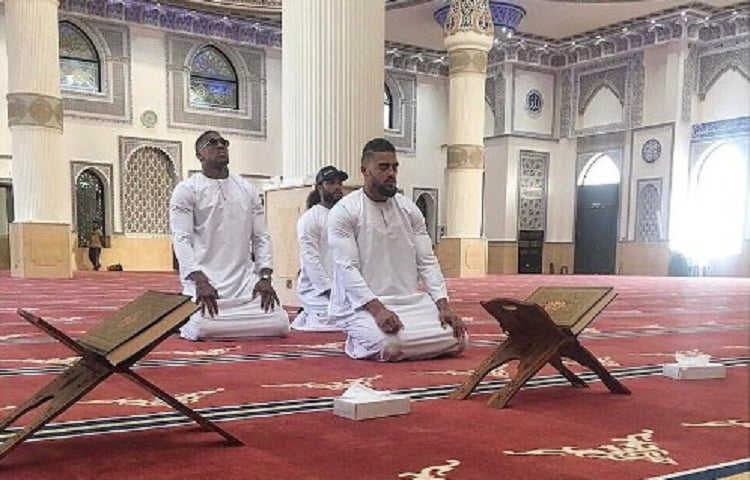 Juara Tinju Non-Muslim Sholat di Masjid Dubai 1 dubai