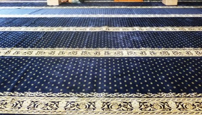 Hukum Shalat Berjamaah Berdua dengan Bukan Mahram, Cara Membersihkan Karpet yang Terkena Najis