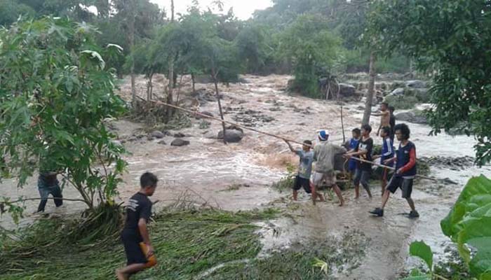 Banjir Bandang di Lombok Timur Hanyutkan 13 Rumah Warga