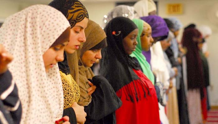 Perempuan Tidak Memakai Jilbab shalat Dzuhur di hari Jumat