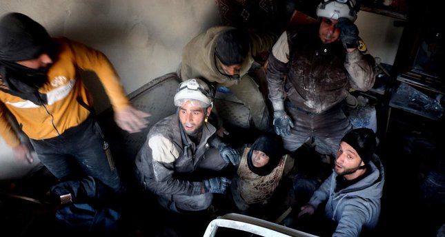 Aksi relawan white helm saat menyelamatkan warga Suriah, foto: AFP