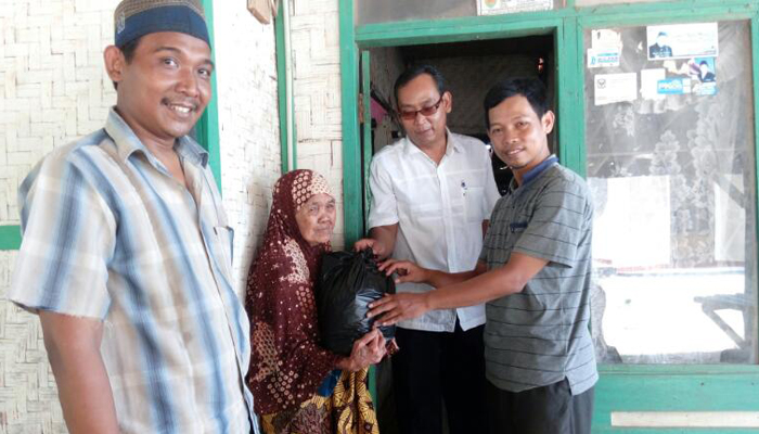 5 Bingkisan Sembako Disalurkan kepada Jompo di Tegalwaru Purwakarta 3