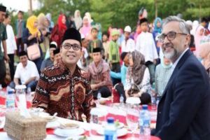 Ke Makassar, Dubes Inggris Dijamu Buka Puasa Bersama Ribuan Anak Yatim 2 Ke Makassar, Dubes Inggris Dijamu Buka Puasa Bersama Ribuan Anak Yatim 1 dubes inggris