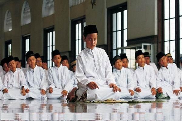 Cara Tepat Memotivasi Anak Agar Rajin Sholat  Islampos