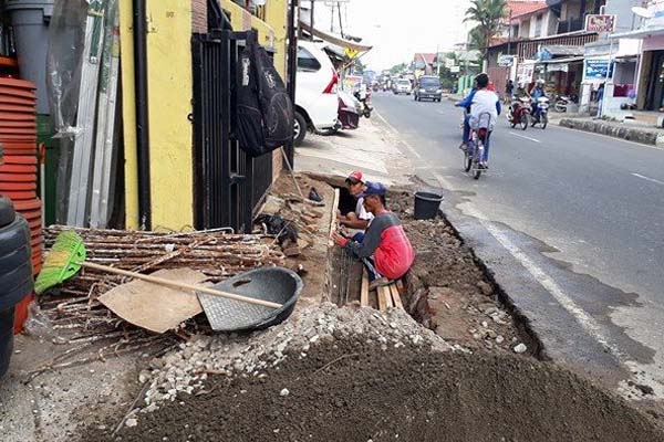 Suami Menafkahi Keluarga