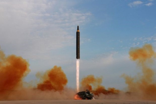Rudal balistik Hwasong-12 Korea Utara saat diuji coba beberapa waktu lalu. Pyongyang bersiap uji coba rudal balistik antarbenua yang mampu hantam daratan AS. Foto/REUTERS