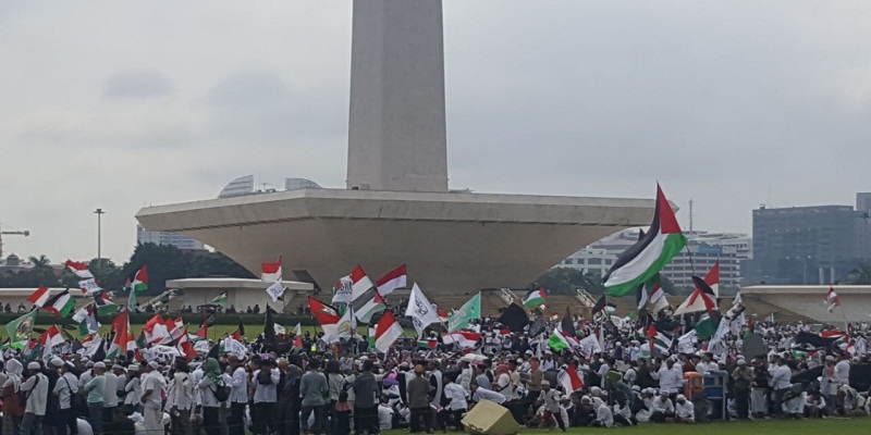 Monumen Nasional (Monas) disesaki peserta aksi bela Palestina. Foto: Rhio/Islampos