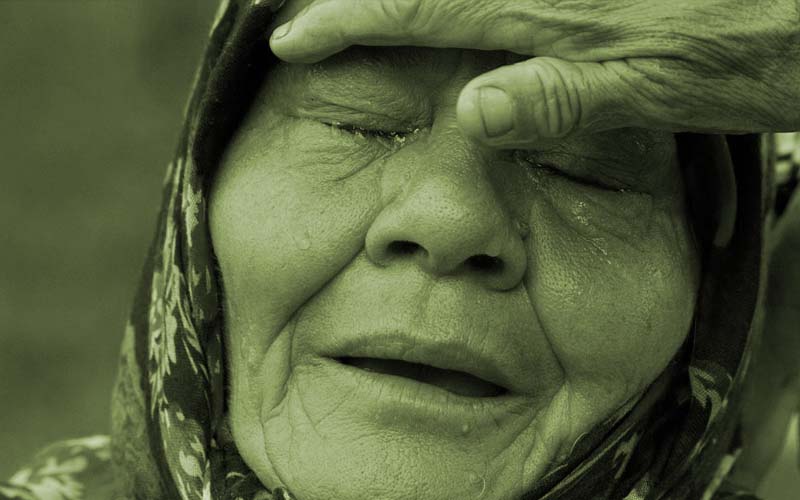 Ibu Tua yang Duduk Menangis di Tangga 2 ibu tua