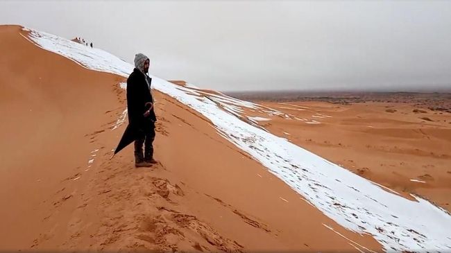 Salju dikabarkan turun di Ain Sefra, Algeria, pada Minggu (7/1) dan mulai melapisi perbukitan di sejumlah wilayah itu hingga mencapai ketebalan 40 sentimeter. (Hamouda Ben Jerad/via Reuters)