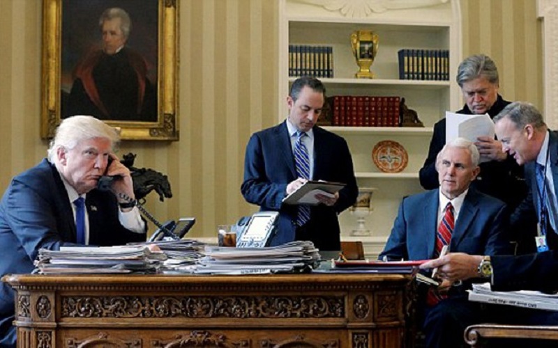 Presiden As Donal Trump dan para Senator

Foto: AFP
