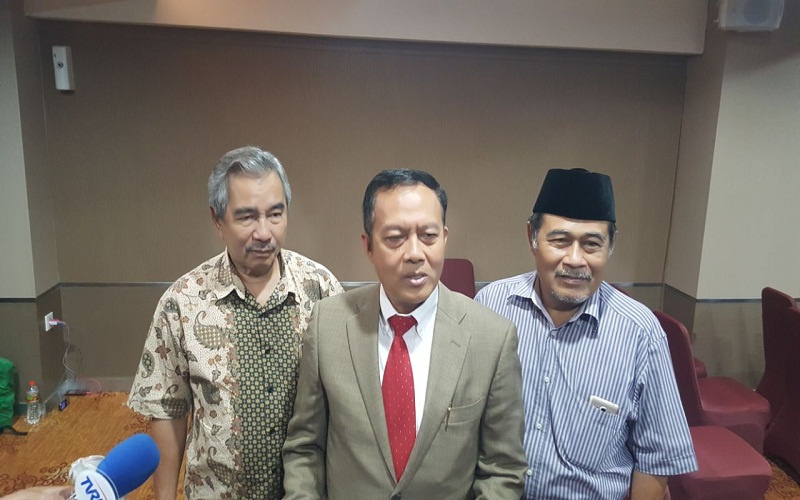 Direktur Eksekutif Indonesia Halal Watch (IHW) H. Ikhsan Abdullah, S.H., M.H (tengah). Foto: Rhio/Islampos