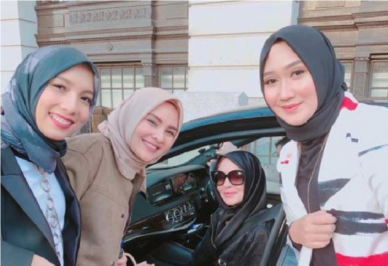 Lindsay Lohan dengan hijab