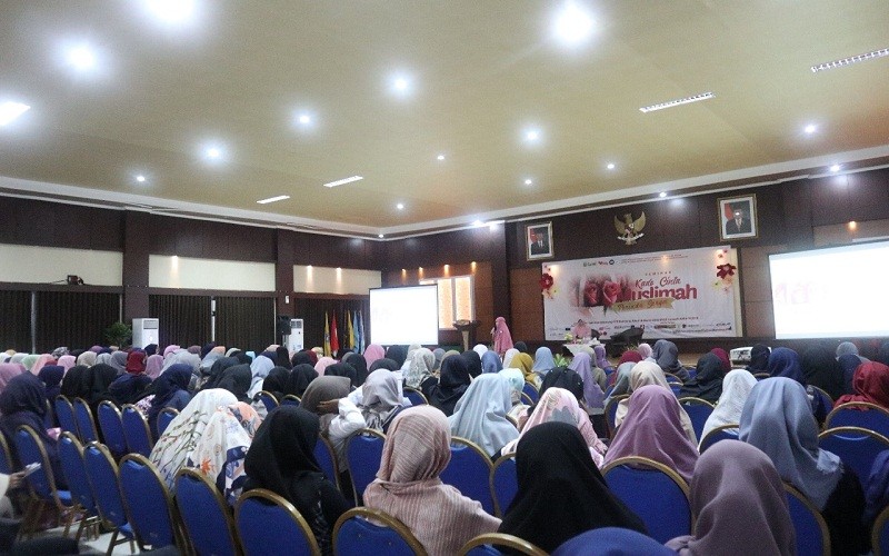 Forum Muslimah Dakwah Kampus Indonesia (FMDKI) menggelar Seminar Kemuslimahan dengan tema “Kado Cinta Muslimah Perindu Surga” di Convention Hall Gedung Mandalawangi Sekolah Tinggi Ilmu Pariwisata Bandung, Ahad (18/03/2018). Foto: Istimewa.