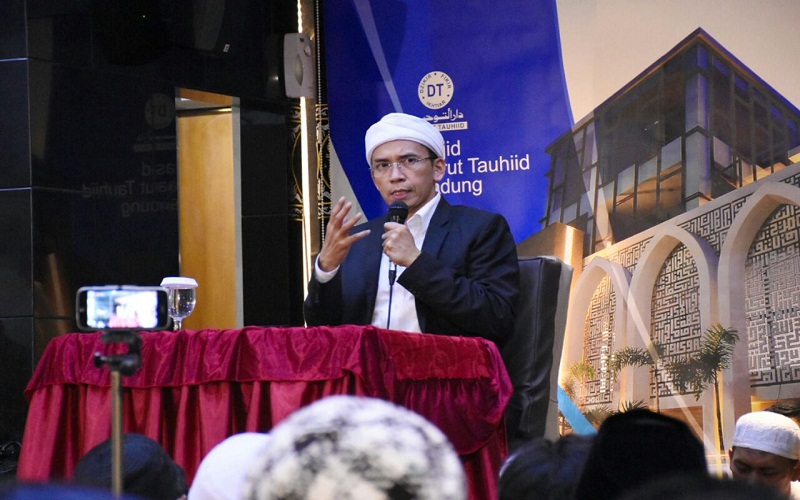 Gubernur Nusa Tenggara Barat (NTB) Tuan Guru Bajang (TGB) Zainul Majdi mengisi kajian Ma' Rifatollah di Masjid Darut Tauhid di Gegerkalong, Bandung, Jawa Barat, Kamis (15/3/2018) malam. Foto: Saifal/Islampos.