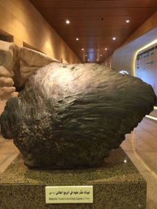 Ini Foto Penemuan Meteorit ‘Wobar’ di Gurun Saudi 2 meteorit