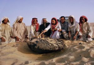 Ini Foto Penemuan Meteorit ‘Wobar’ di Gurun Saudi 1 meteorit