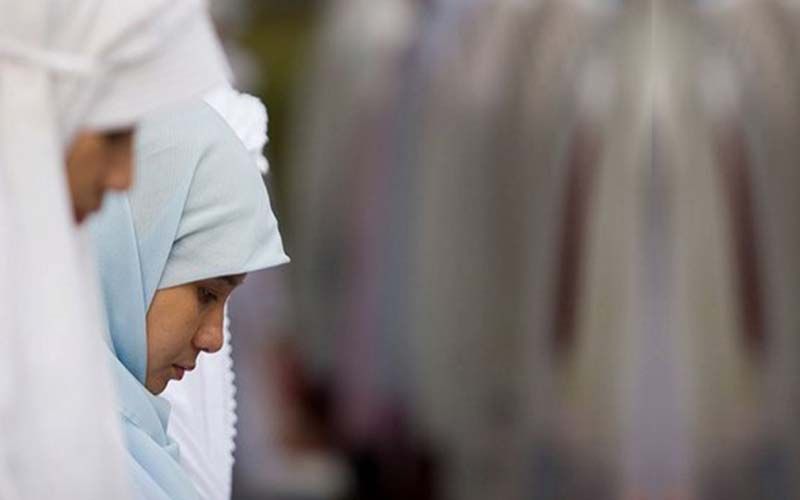 Mukena Tidak Berwarna Putih, Shalat Perempuan, Kesalahan soal Mukena yang Membuat Shalat Tidak Sah, Miss V Keluarkan Angin Saat Shalat, aurat wanita, Hukum Mukena Transparan saat Shalat