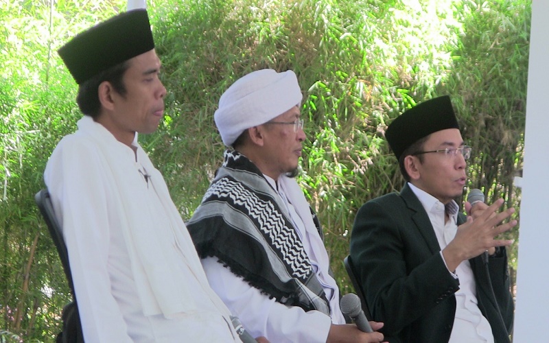 Ustaz Abdullah Gymnastiar, Ustaz Abdul Somad, dan TGB Muhamad Zainul Majdi melakukan tausiah bersama dalam satu panggung dakwah di Eco Pesantren DT pada Ahad, (1/4/2018). Foto: Saifal/Islampos.