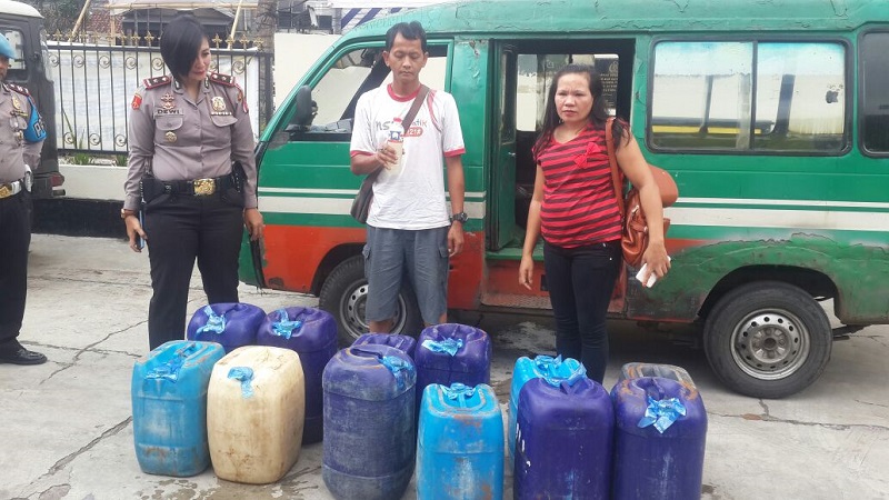 Petugas kepolisian Bojongloa Kidul telah mengamankan 17 jerigen minuman keras berukuran 20 liter. Foto: Saifal/ Islampos
