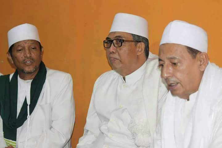 KH Subhan Makmun (tengah) bersama Habib Luthfi (kanan). Foto: nu.or.id