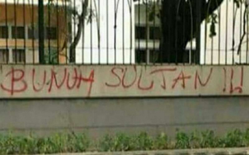 Coretan bunuh sultan di tembok pagar UIN Yogya. Foto: Viva