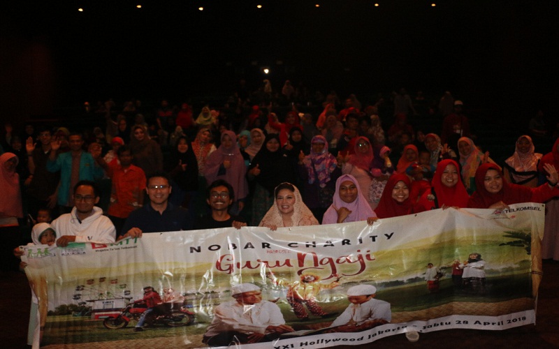Apresiasi guru ngaji, Majelis Ta’lim Telkomsel (MTT) bersama Adik Asuh Remaja Islam Sunda Kelapa (RISKA) gelar nonton bareng Film Guru Ngaji bersama guru ngaji, anak yatim dan dhuafa serta produser dan pemain Film Guru Ngaji di XXI Hollywood Jakarta, Sabtu, (28/04).  Foto; Istimewa
