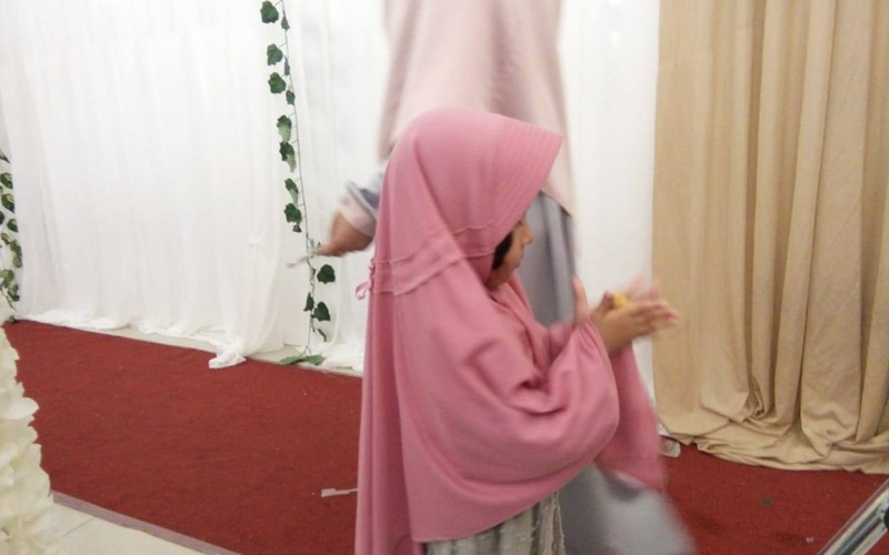 Apa Hukum Mengajak Anak Kecil Perempuan ke Masjid? 2 Apa Hukum Mengajak Anak Kecil Perempuan ke Masjid? 1 Hukum Mengajak Anak Kecil Perempuan ke Masjid