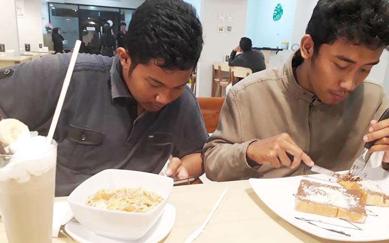 Hukum Makan dan Minum Sambil Berdiri bagi Seorang Muslim 2 Hukum Makan dan Minum Sambil Berdiri