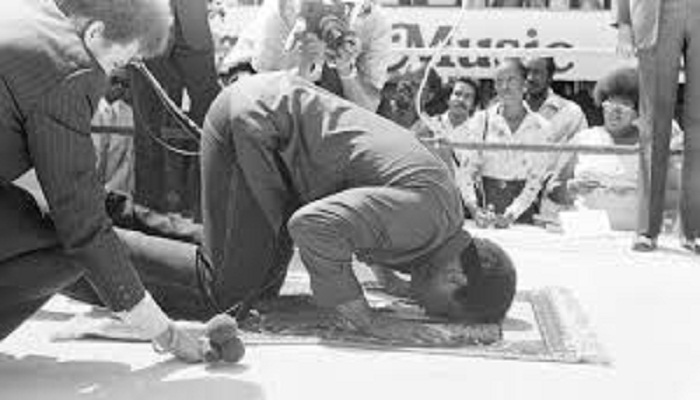 Muhammad Ali Shalat sebelum bertinju: Foto: History