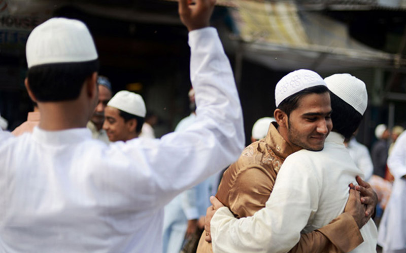 Ini Hukum Bersalaman Setelah Shalat,Dalil Takbir Malam Idul Fitri