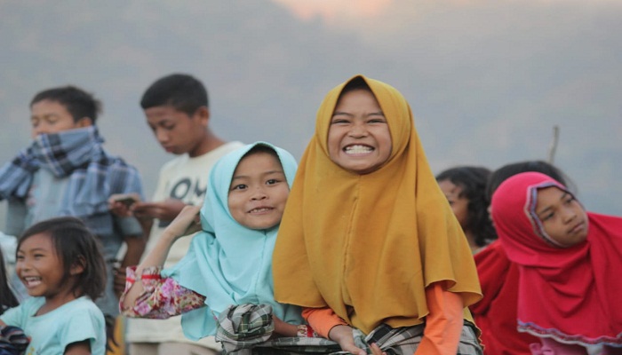 Anak-anak pengungsi di Sembalun, Lombok Timur, NTB, tengah bermain dengan cerianya. Foto: Hilman/INA