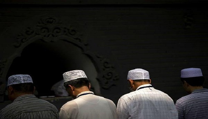 Muslim Hui China  sholat Idul Fitri di Masjid Niujie di Beijing. Foto: AP Photo