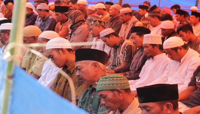 Warga Dusun Jorong, Sembalun, Lombok Timur, menggelar shalat Jum'at pertama di Masjid Istimewa Ramah Gempa, Jum'at (10/8/18). Sebelum masjid darurat didirikan, masyarakat shalat Jum'at di petak sawah yang dibabat menjadi lapangan.
Foto: Aghniya/INA