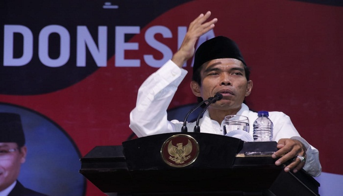 Ustaz Abdul Somad mengisi tausiah dalam milad ke-73 MPR di lapangan bola komplek Parlemen, Jakarta, Rabu malam (29/8/2018). Foto: Rhio/Islampos