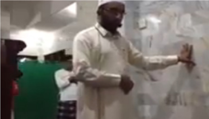 Viral, Imam Ini Tetap Salat Walau Diguncang Gempa 2 video imam sholat saat gempa