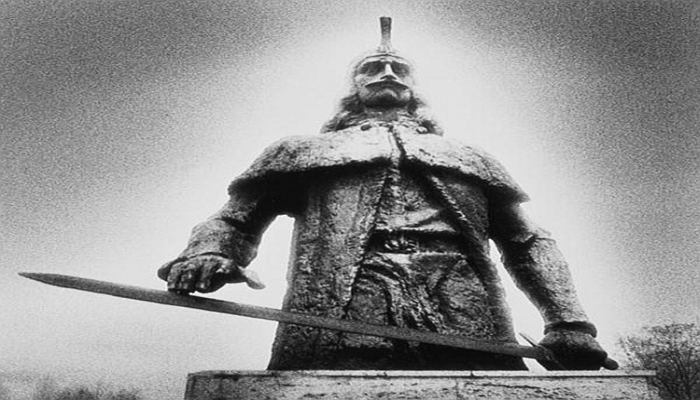 Statue of Vlad Tepes (Dracula) Tirgoviste Park, Wallachia, Romania. Foto: Marsden, Simon (b.1948) reprodart.