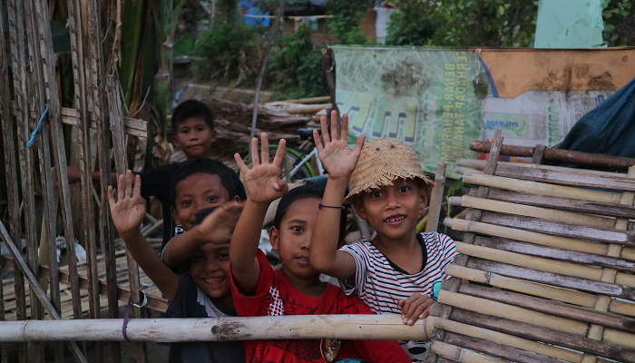 Anak-anak Lombok tersenyum. Foto: Islampos