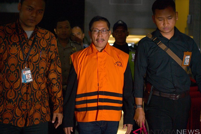 KPK Tetapkan Bupati Cirebon Tersangka Kasus Suap Jabatan 1