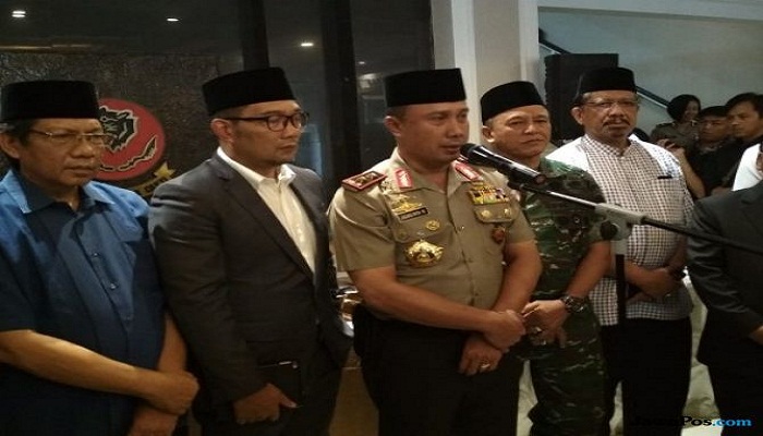 Kapolda Jawa Barat, Irjen Pol Agung Budi Maryoto beserta Gubernur Jawa Barat Ridwan Kamil dan sejumlah stake holder. Foto: Jawapos