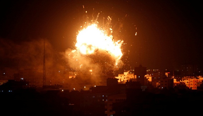 Sebuah ledakan terlihat saat terjadi serangan udara Israel ke stasiun televisi Hamas di Gaza City, Senin (12/11/2018) Foto: Reuters