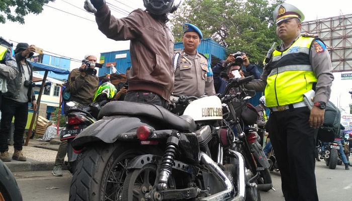 Seorang pengendara moge tengah diperiksa oleh aparat dalam Operasi Zebra di Cimahi. Foto: Saifal/Islampos
