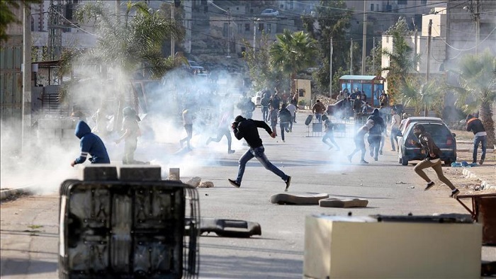Ilustrasi penyerangan tentara Israel dengan mengunakan gas air mata di Ramallah Tepi Barat. Foto: Anadolu