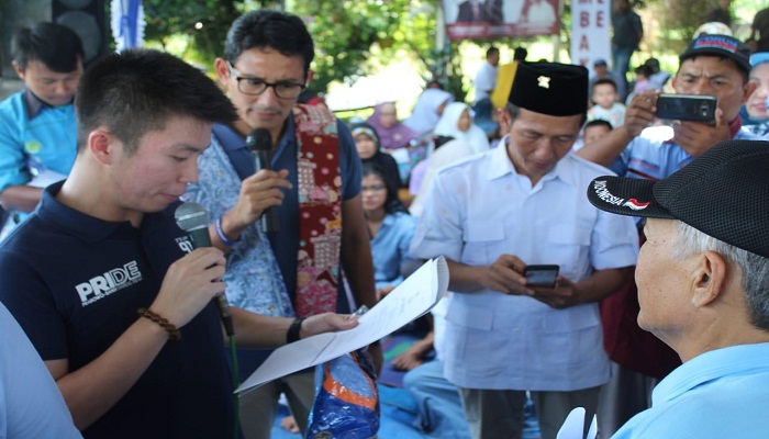 Sandiaga Uno bersama Anthony Leong memberikan mandat kepada warga Indramayu untuk menjadi Relawan Prabowo-Sandi. Foto: Istimewa