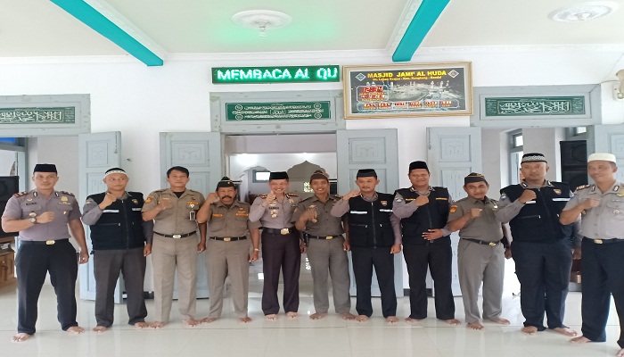 Kapolres Kendal berbincang akrab dengan pengurus Ansor dan Banser Kendal. Foto: Istimewa