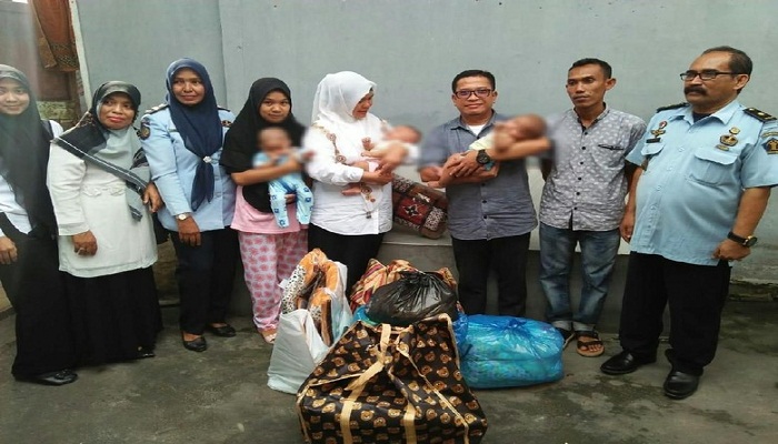 Ibu dan bayi kembar tiga di Aceh yang ditahan di Rutan Bireuen, Aceh. Foto: Detik