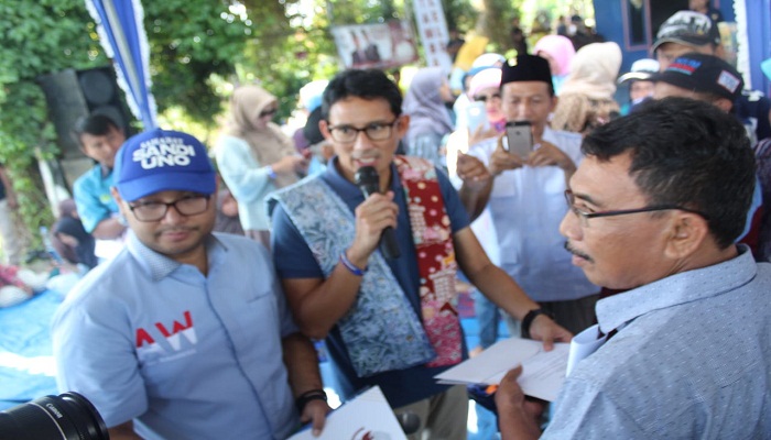 Sandiaga Uno didampingi Anggawira berdialog dengan masyarakat Indramayu Selatan, di Desa Amis Kecamatan Cikedung, Indramayu, Jawa Barat, (18/12/2018). Foto: Istimewa