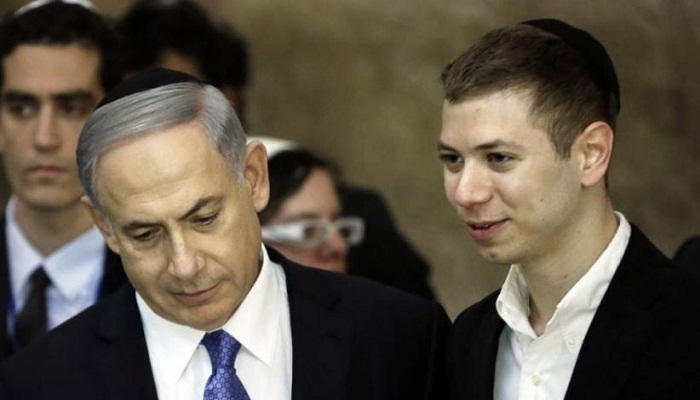 Yair (kanan) dan ayahnya, PM Israel Benjamin Netanyahu. Foto: Getty Images