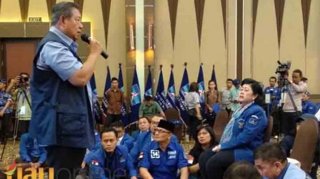 Ketua Umum Partai Demokrat menenangkan kader yang sedih pasca pengrusakan atribut, Sabtu 15 Desember 2018. Foto: Riau Online