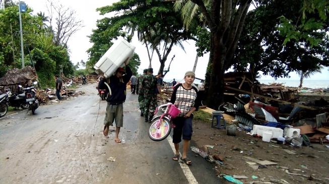 Orang-orang menyelamatkan diri pasca Tsunami Anyer-Lampung. Foto: Suara