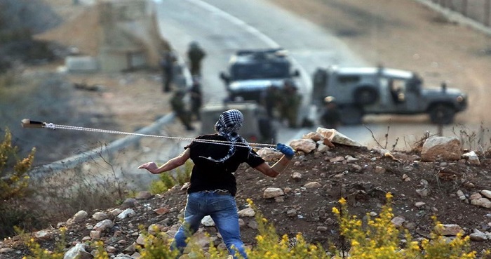 Pemuda Palestina serang Israel dengan batu. Foto: PIC